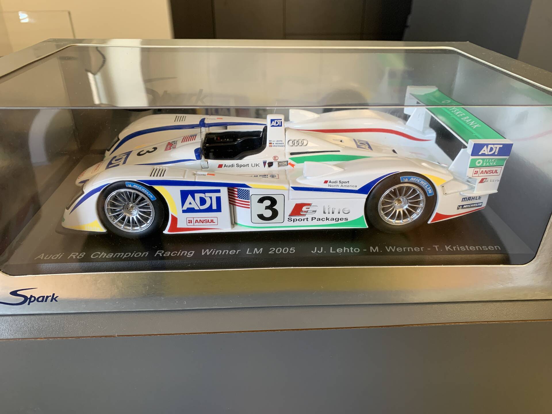 SPARK Audi R8 Champion Racing Le Mans 2005 1:18 | modelbazar.cz