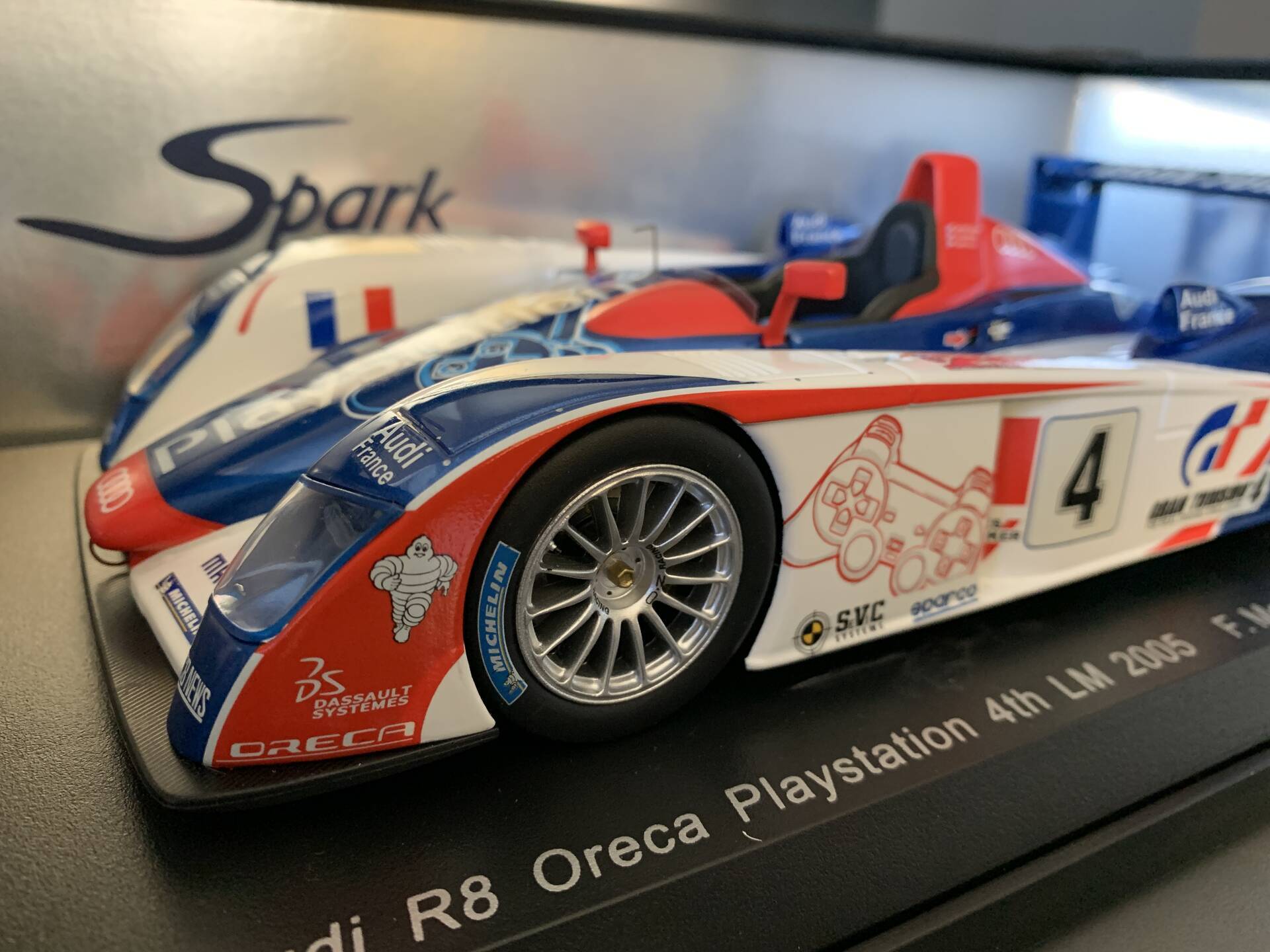 SPARK Audi R8 Oreca Playstation Le Mans 2005 1:18 | modelbazar.cz