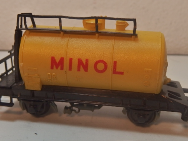 4-osou cisternu žluté barvy s nápisem MINOL