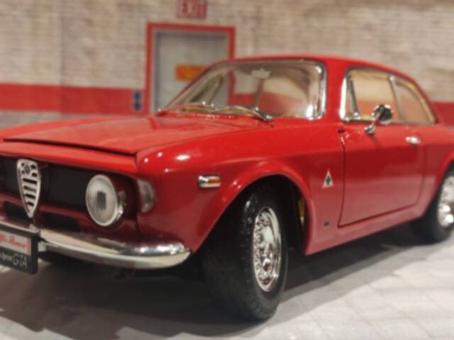 Alfa Romeo giulia 1965 1:18