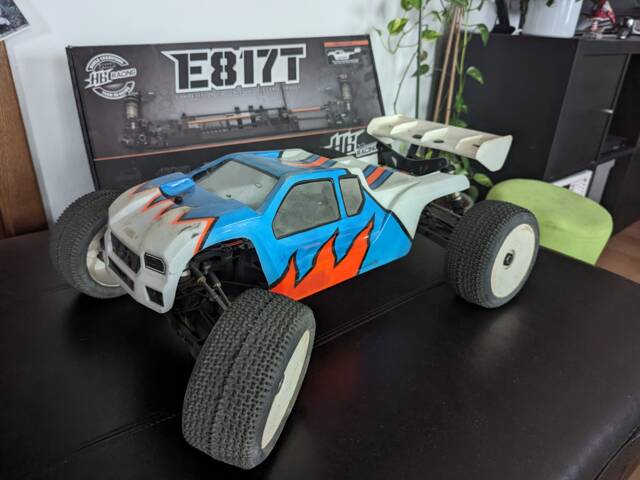 Elektrická Truggy HB racing E817T + príslušenstvo