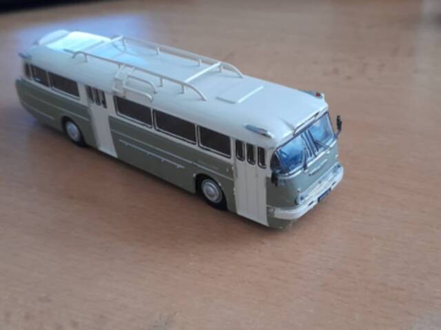 kovový model autobusu Ikarus 66