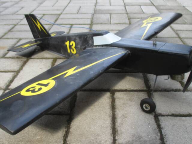 RC letadlo s motorem asi MK 12