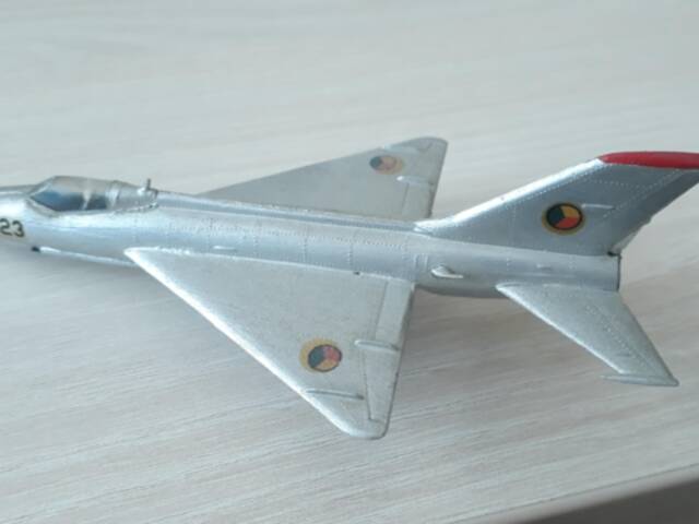 MiG-21 (stříbrný s trubicí) - nekompletní model