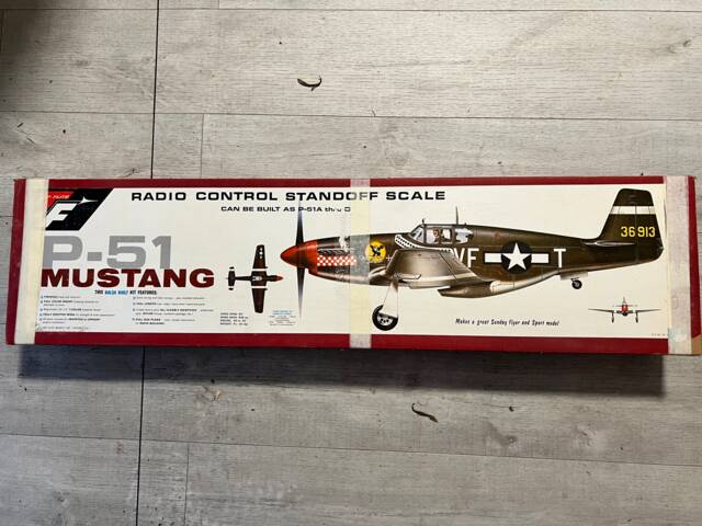 Mustang P-51 Top Flite, rozpětí cca 150 cm