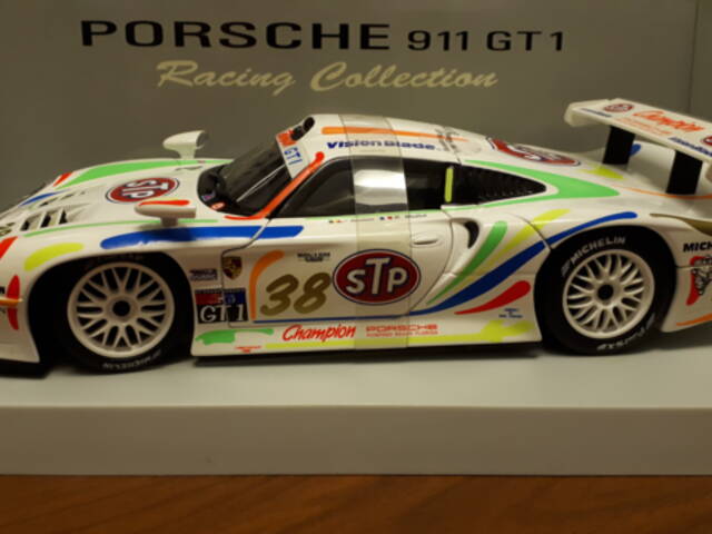 Porsche 911 (996) GT1 Boutsen STP 1:18 UT Models
