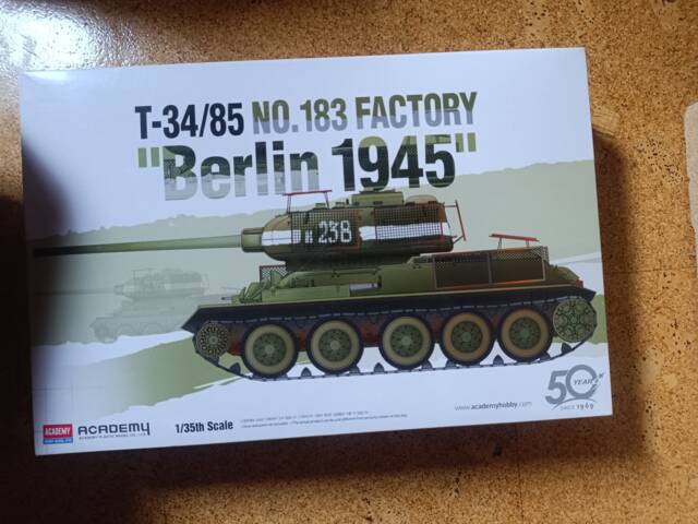 Prodám T34/85 Berlin 1945 Academy 1/35