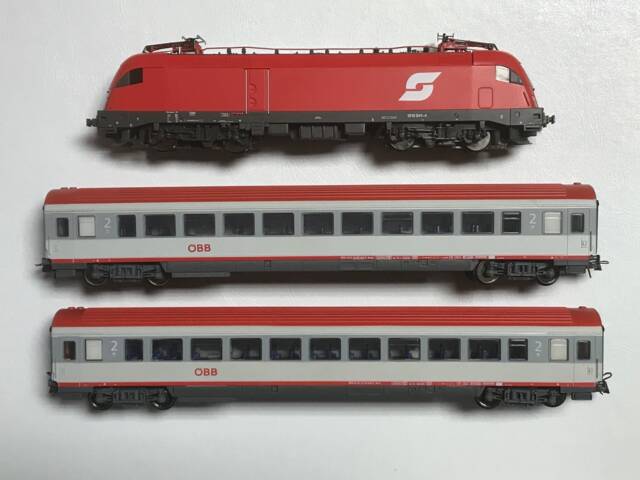 Set el. lokomotivy Taurus + dva osobní vozy ÖBB