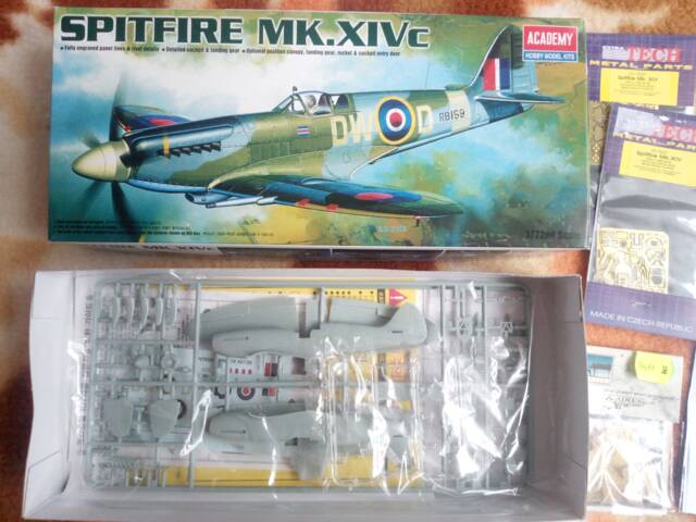 Spitfire Mk.XIVc 1/72 Academy + hromada doplňků