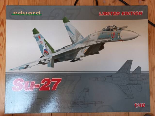 Su-27 Eduard + mraky doplňků