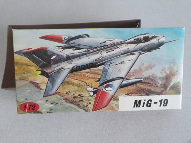 MiG-19 KoPro 1:72 - krabička a návod ke stavbě