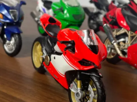 Predám modely motoriek, áut a poľnohospodárskych strojov