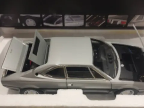 Ferrari Dino 308 GT 4 HotWheels Elite 1:18