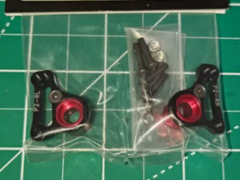 Zadní hliníkové zavěšení - rocker na Traxxas Revo 1/16