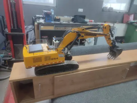 RC bager Liebherr 954