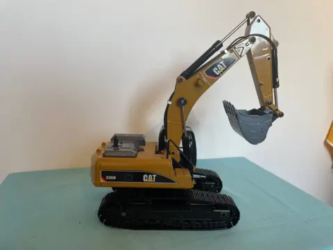 Hydraulický celokovový bagr CAT