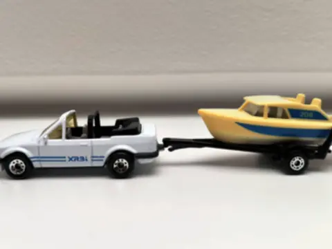 Matchbox set - Ford Escort Cabrio + přívěs se člun