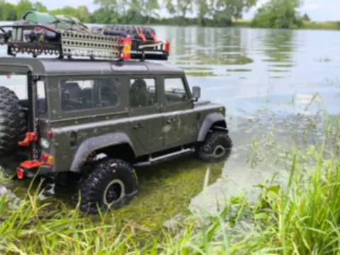 Landrover Defender 1:8