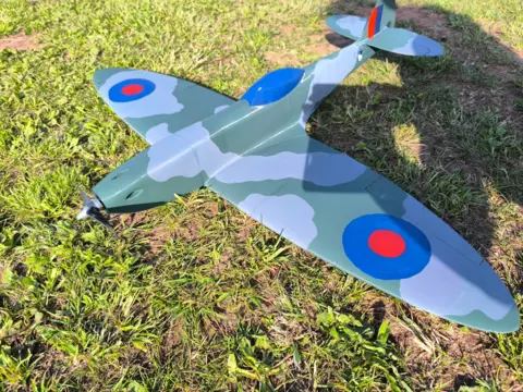 Model RC, samolot Spitfire Mk XVI (wydruk laboratoryjny 3D)