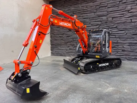 RC bager Hitachi ZX135US