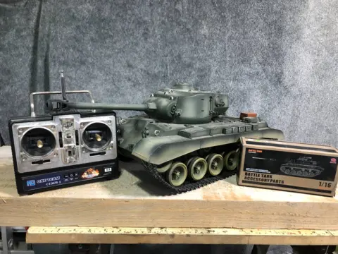 RC bojový tank, strili gulicky