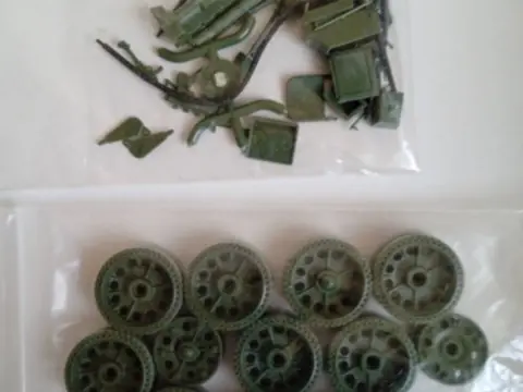 tank T34, kolecka a par dilu