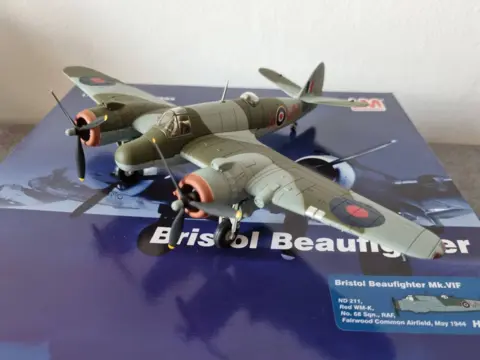 KOVOVÝ MODEL Baufighter68.sqn HA2317