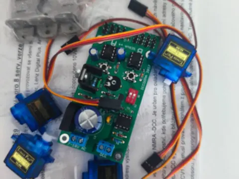 Dekodér od DCCdoma pro 8servo