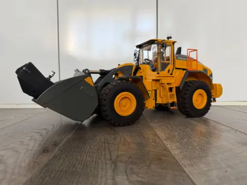 Double E Volvo L260H RC