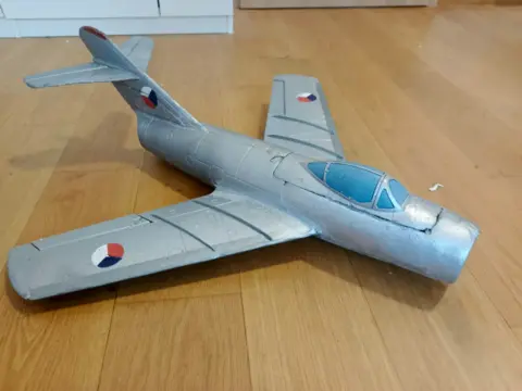 MiG - 15 64mm