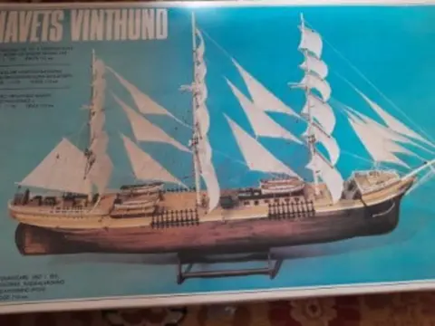 model plachetnice - trojstěžník, dřevěný