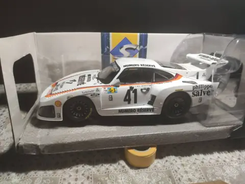 Prodám model auta 1:18.
