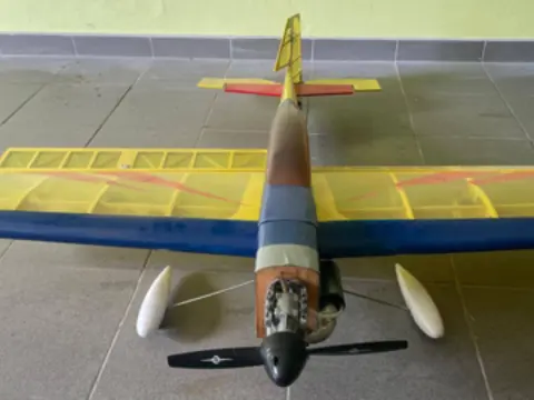 RC akrobat Giles